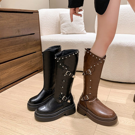 Damen Hochhackige Stiefel mit raffiniertem Riemen-Detail und glänzendem Finish EB