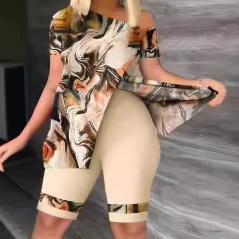 Damen Sportliches Oberteil mit schickem asymmetrischen Schnitt und Figur betonten Shorts EB