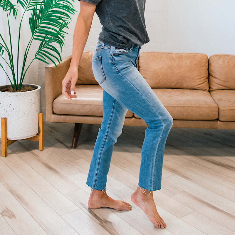 Damen Hochtaillierte Jeans im Used-Look mit Knopfleiste und ausgefransten Säumen EB
