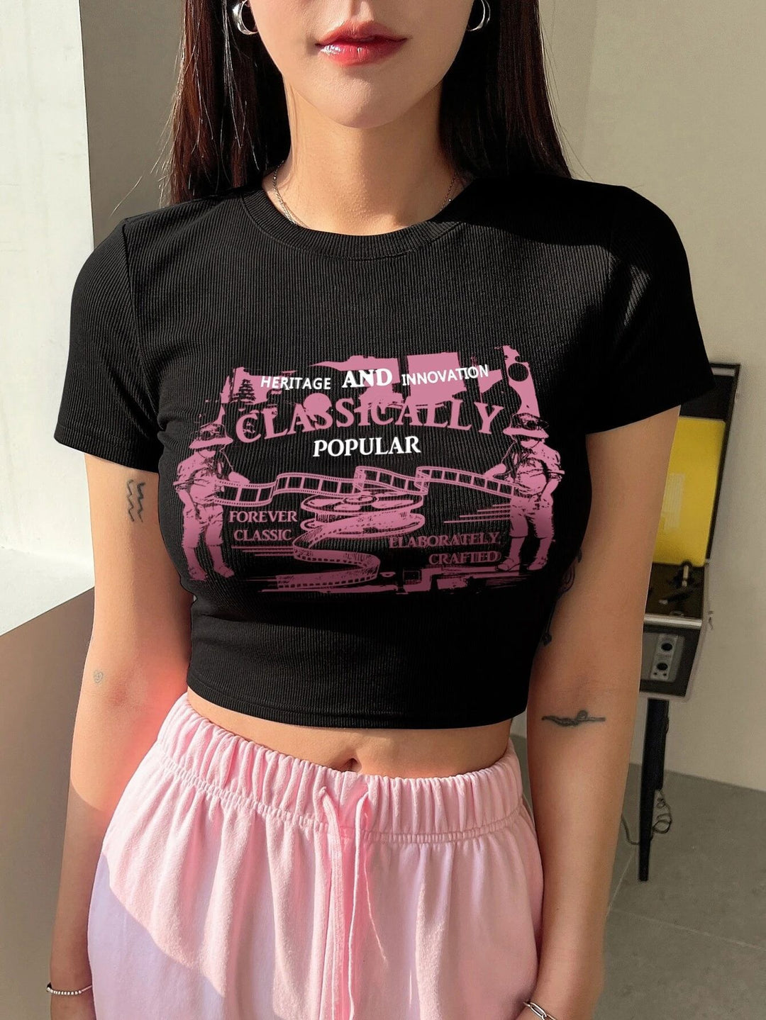 Damen Crop-T-Shirt mit kreativem Schriftzug EB
