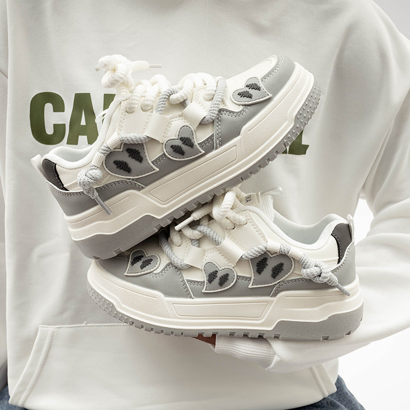 Damen Sneakers mit verspieltem Herzdesign und bequemer Dämpfung EB