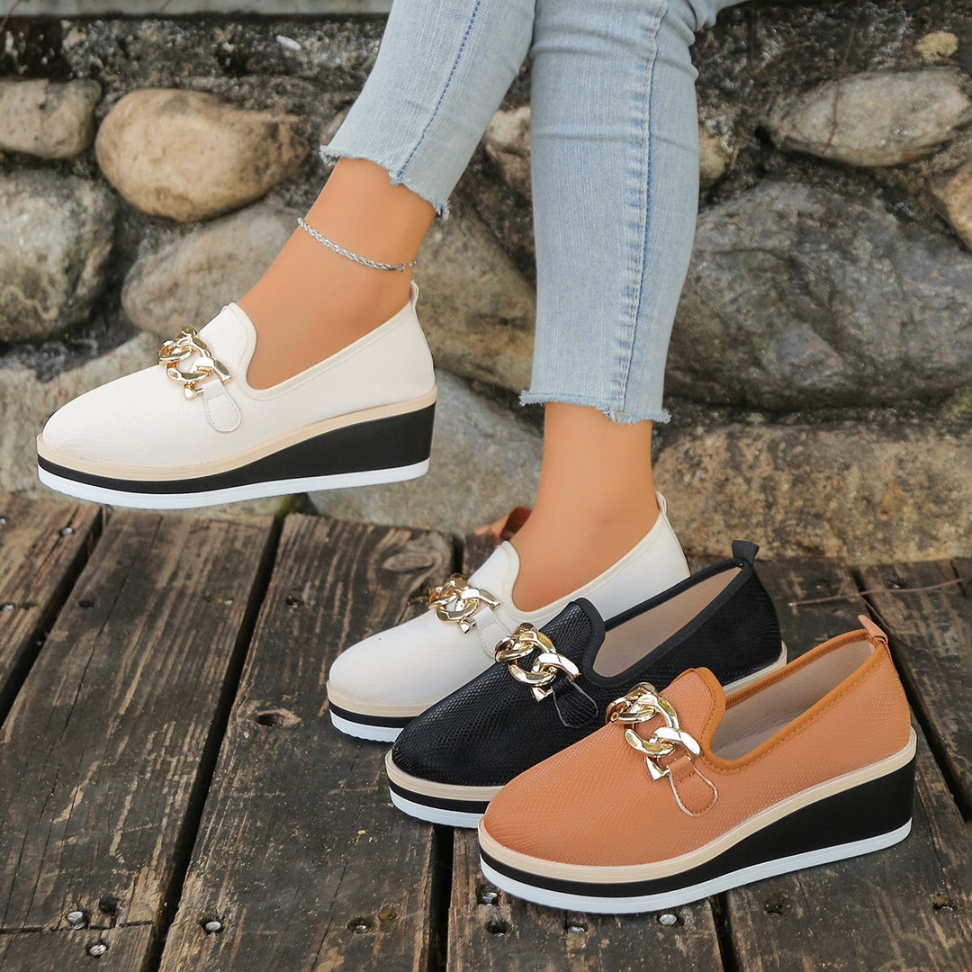 Damen slip-on Plateau-Loafer mit dekorativer Metallkette, strukturiertem Kunstleder und gepolstertem Komfortfußbett EB