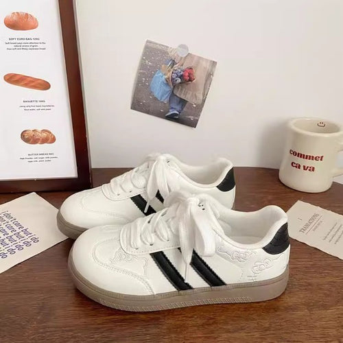 Damen Sneakers im verspielten Design mit Hello Kitty-Applikationen EB