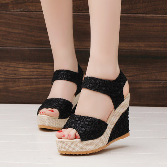 Damen Wedge-Sandalen mit floralem Spitzen-Design und bequemem Fußbett EB