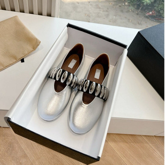 Damen Elegante und geschmackvolle Ballerinas mit modischen Metallakzenten EB