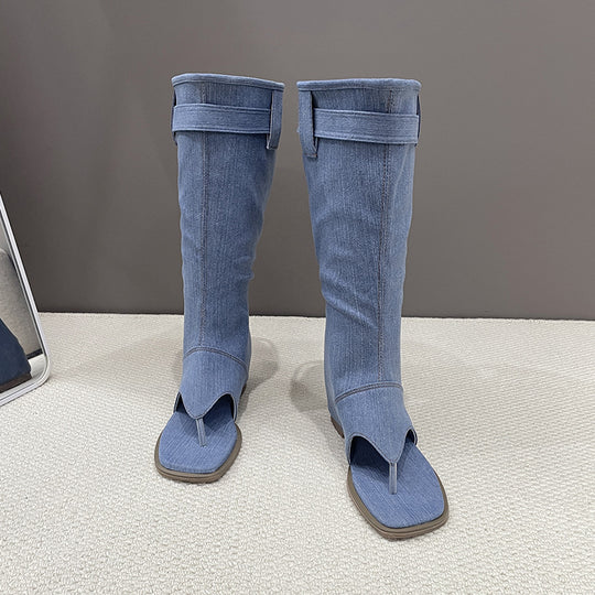 Damen nan wadenhoher Jeanslook-Stiefel mit Zehensteg offener Zehenpartie und verstellbarem Schnallenriemen EB