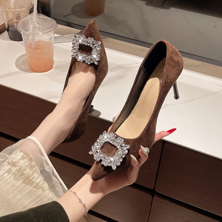 Damen elegante Pumps mit funkelndem Schmuckdetail EB