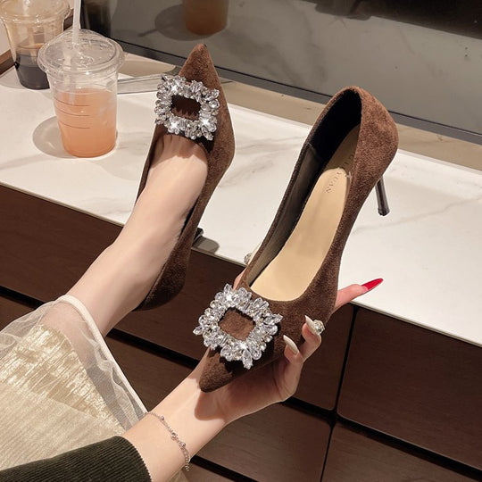 Damen elegante Pumps mit funkelndem Schmuckdetail EB