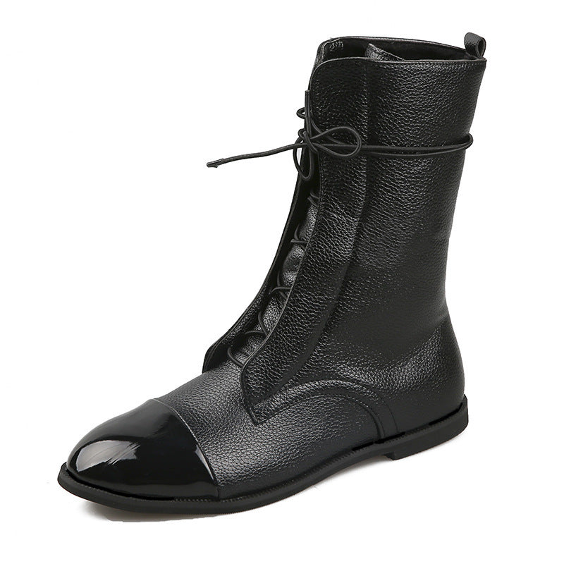 Damen nan elegante Schnür-Stiefelette mit lackiertem Zehenkappen-Detail, genarbtem Obermaterial und schlanker Flachsohle EB