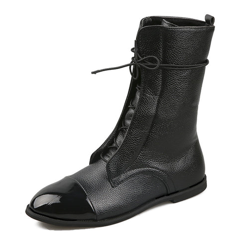 Damen nan elegante Schnür-Stiefelette mit lackiertem Zehenkappen-Detail, genarbtem Obermaterial und schlanker Flachsohle EB