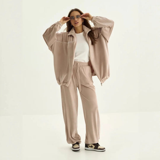 Damen Palazzo-Lounge-Set aus seidig-weichem Nicki mit hoher Kragenblende, Oversize-Passform und elastischer Bundhose Eichborn Berlin