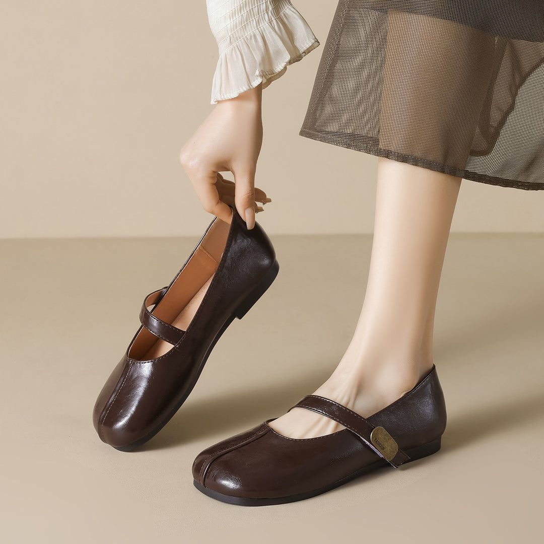 Damen Ballerinas mit elegantem Riemen und hochwertiger Lackoberfläche EB