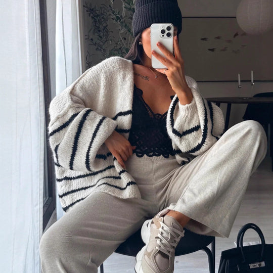 Damen Oversize Strickjacke mit gestreiftem Design und voluminösen Ärmeln EB