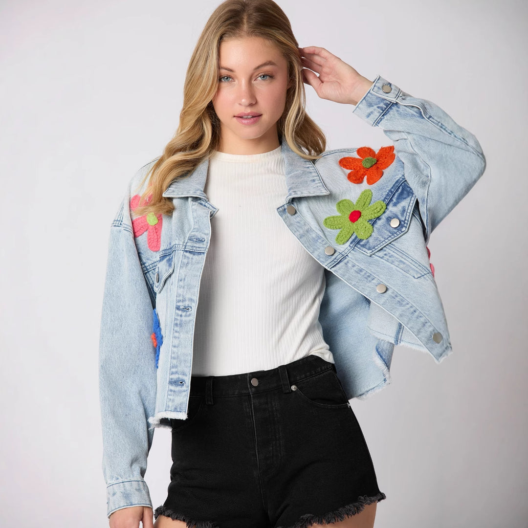 Damen cropped Jeansjacke mit bunten Football-Patches und lässigem Schnitt EB