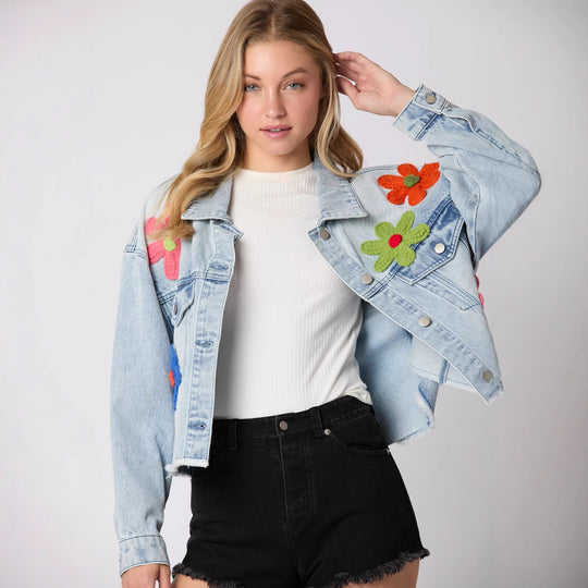 Damen cropped Jeansjacke mit bunten Football-Patches und lässigem Schnitt EB