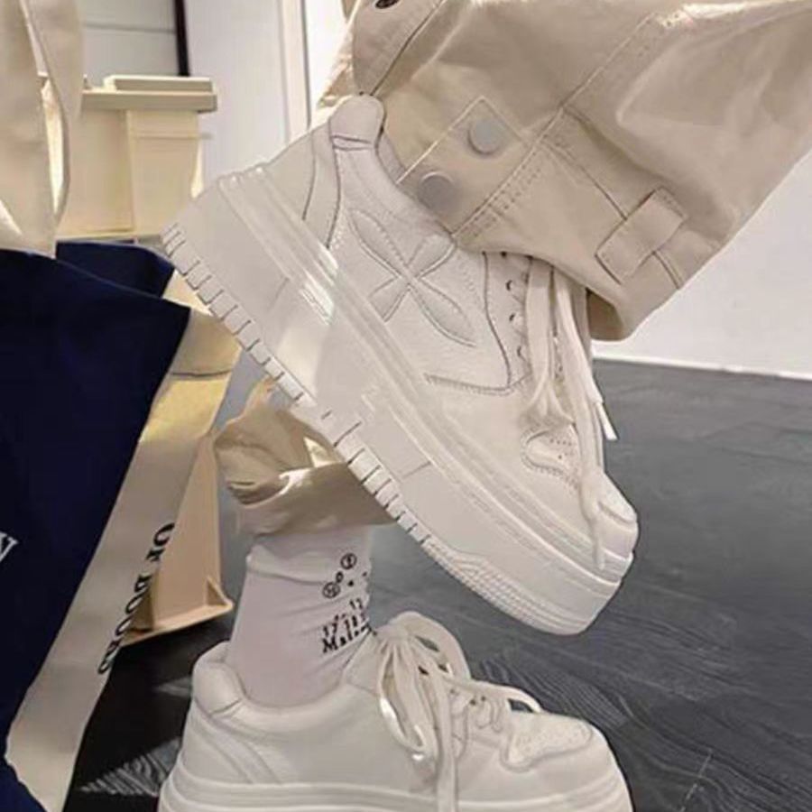 Damen modische Plateau-Sneaker mit strukturiertem Obermaterial und trendigem Design EB