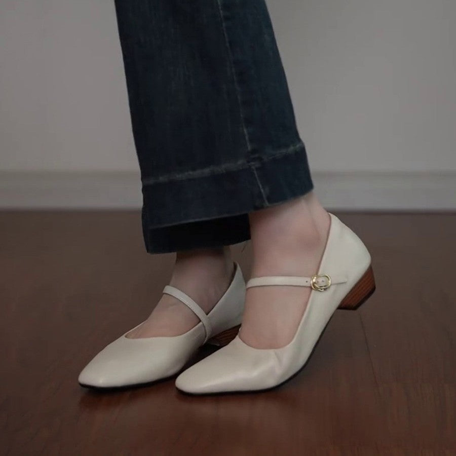 Damen spitz zulaufende Ballerinas mit elegantem Riemen und moderatem Blockabsatz EB