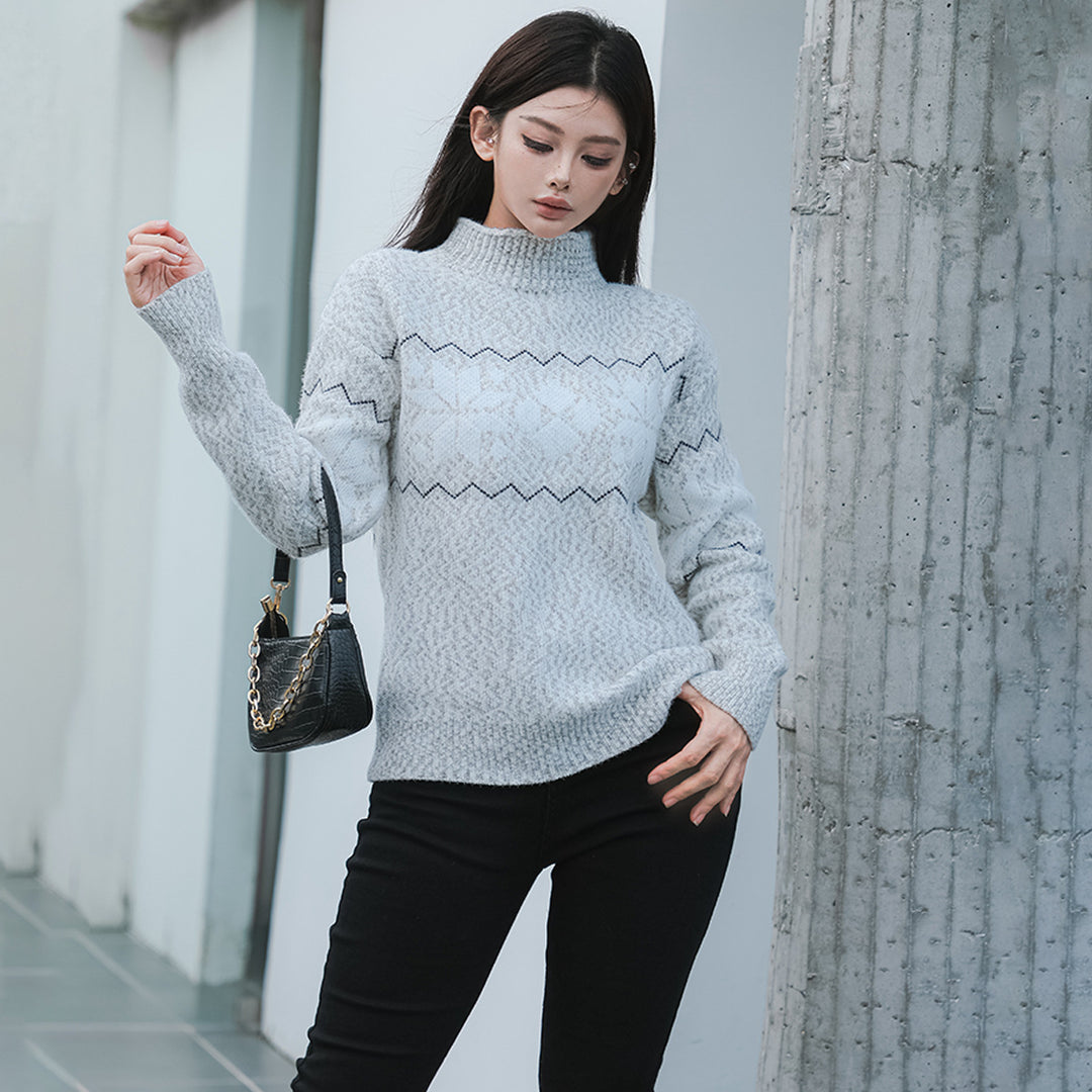 Damen kuscheliger Pullover mit hochgelegtem Kragen und winterlichem Motiv EB