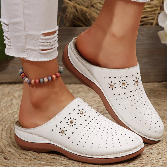 Damen  gepolsterte Mule-Pantoletten mit feiner Laserperforation, dekorativen Nieten und ergonomischer Memory-Innensohle EB