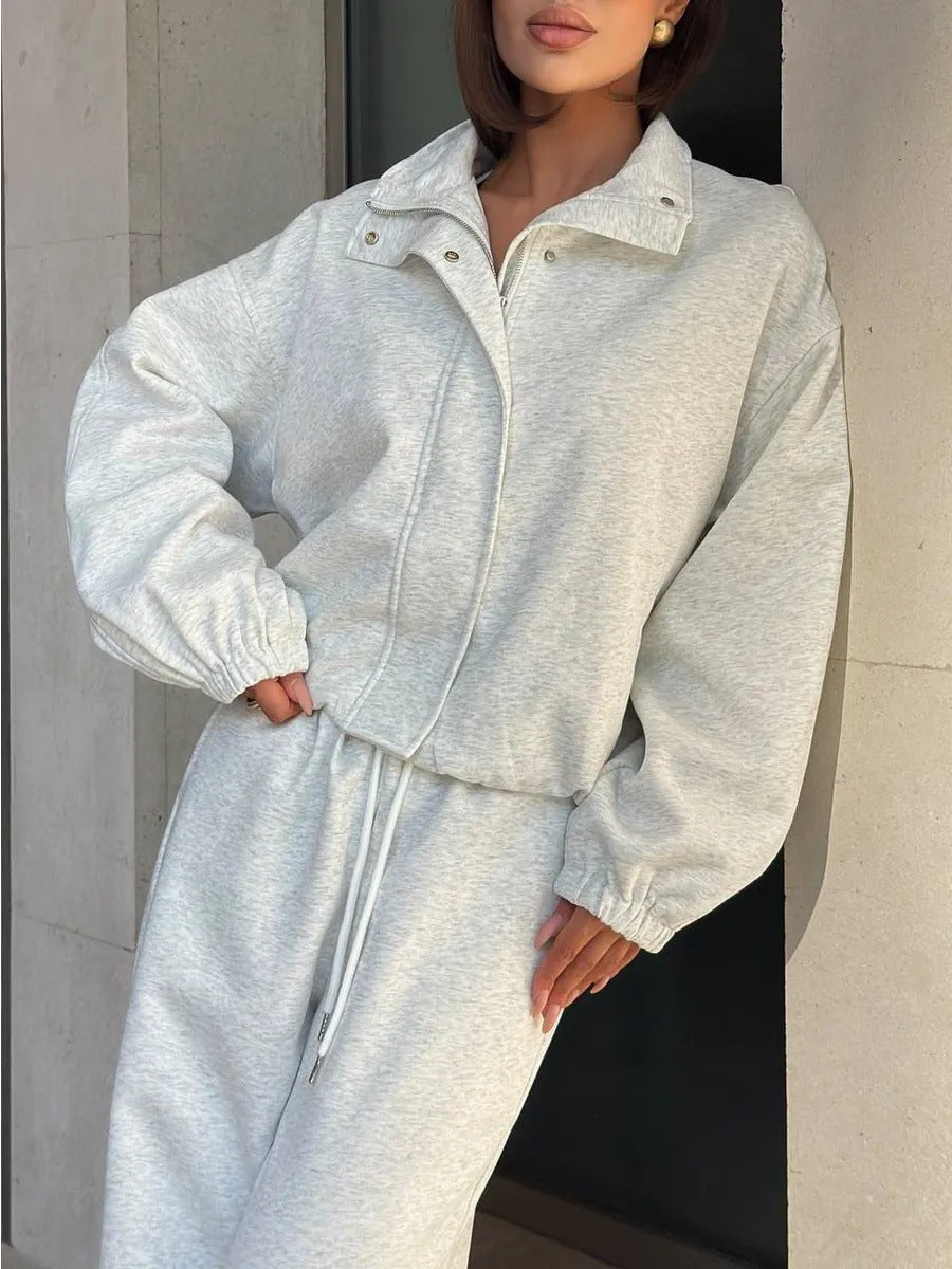 Damen gekürztes Reißverschluss-Hoodie mit Stehkragen und hochgeschnittener Kordel-Jogginghose Eichborn Berlin