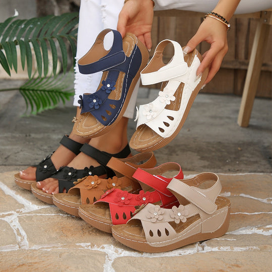 Damen Komfort-Wedgesandalen mit verstellbarem Klettverschluss und Blütenapplikation EB