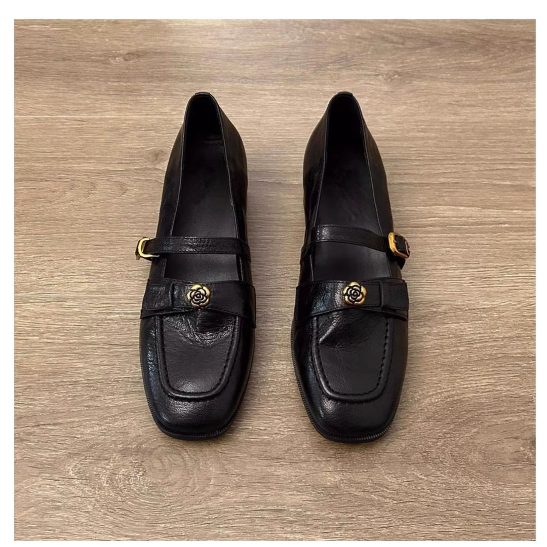 Damen Mokassins mit elegantem Riemen und luxuriösem Metall-Detail EB
