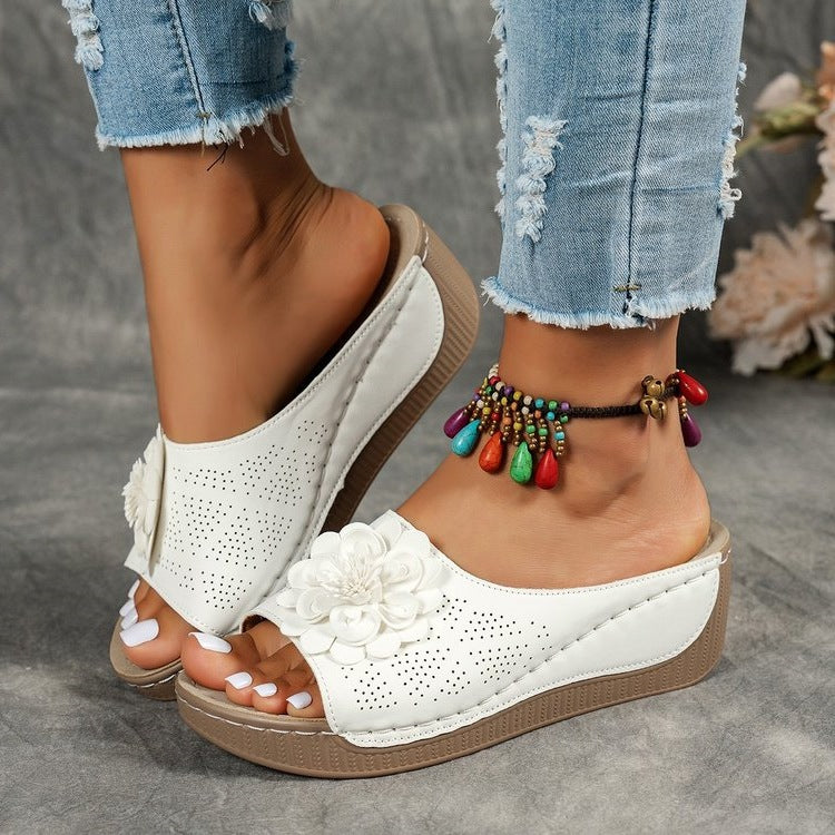 Damen Komfortable Zehentrenner-Sandalen mit floralen Akzenten EB