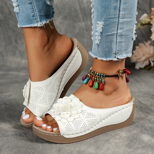 Damen Komfortable Zehentrenner-Sandalen mit floralen Akzenten EB