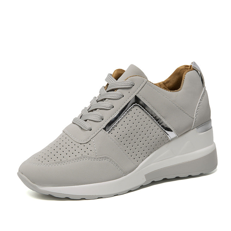 Damen  Keil‑Sneaker mit perforiertem Microfaser‑Upper, gepolsterter Fersenkappe und rutschfester Profilsohle EB
