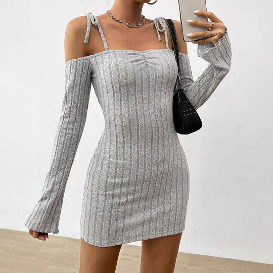 Damen Off-Shoulder Minikleid mit Rüschendetails und feinem Rippstrick EB