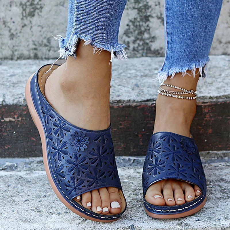 Damen Komfortable Clogs mit floralen Applikationen und anatomischem Fußbett EB