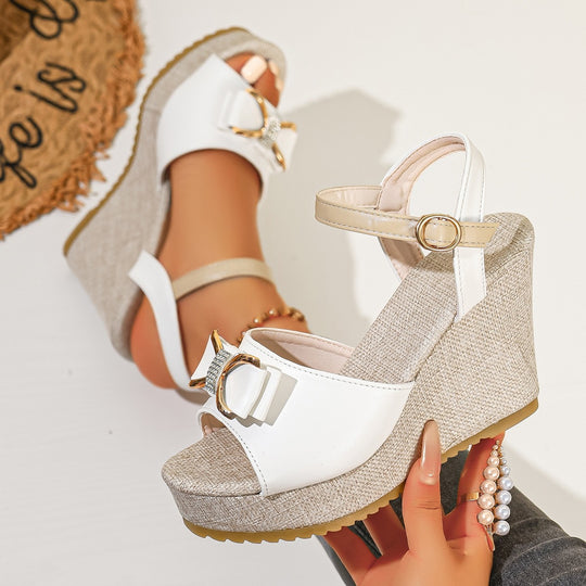 Damen Wedge-Sandalen mit Schmuckdetail und verstellbarem Riemen EB