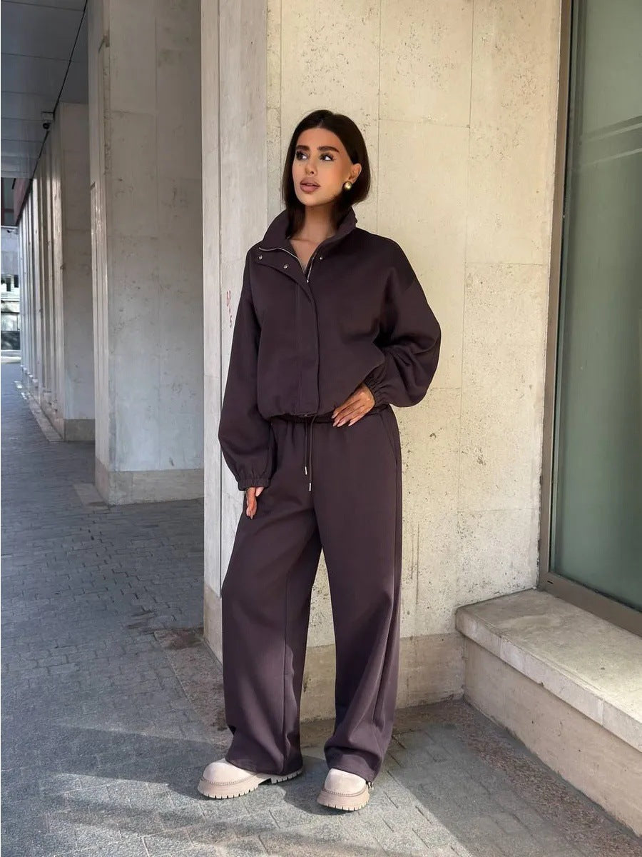 Damen gekürztes Reißverschluss-Hoodie mit Stehkragen und hochgeschnittener Kordel-Jogginghose Eichborn Berlin