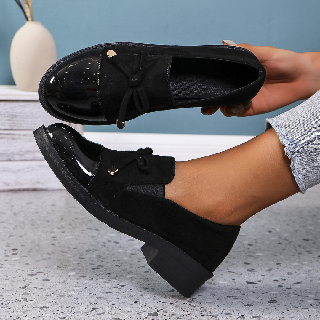 Damen  elegante Slipper-Loafer mit Lackkappe, Veloursimitat-Obermaterial, elastischem Einstieg und dekorativer Schleifenapplikation EB