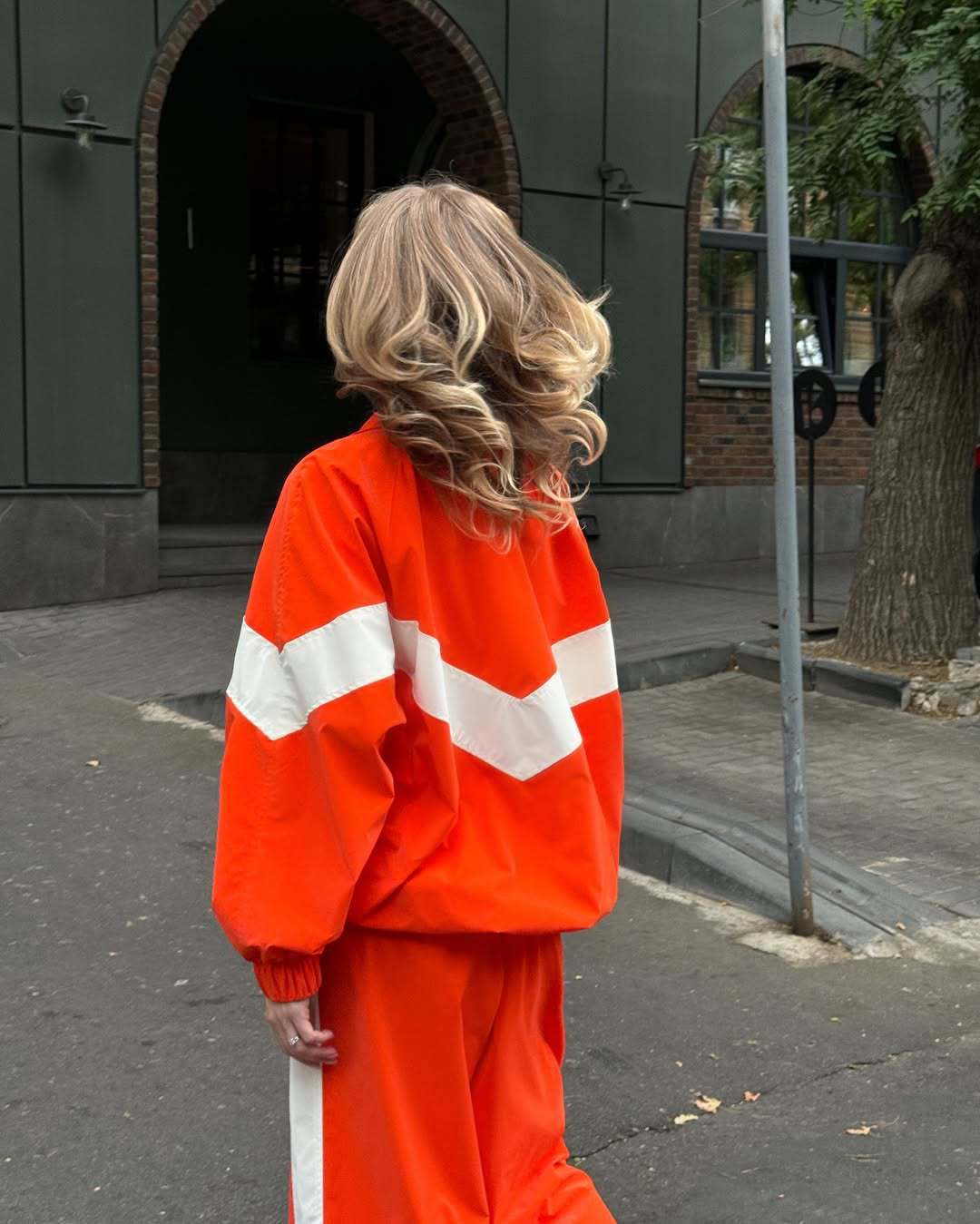 Damen Zweiteiliges Oversized Windbreaker-Set mit Kontraststreifen, Elastischem Saum und Tunnelzughose EB