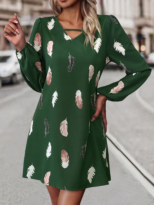 Damen Kleid mit modischem Federprint und edlen V-Ausschnitt EB
