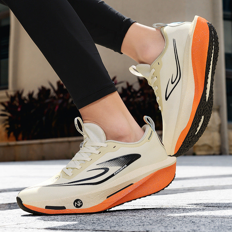 Unisex fließende Race-Performance-Sneaker mit hochprofilierter reaktiver Schaum-Zwischensohle und nahtlosem Leichtstrick-Obermaterial EB