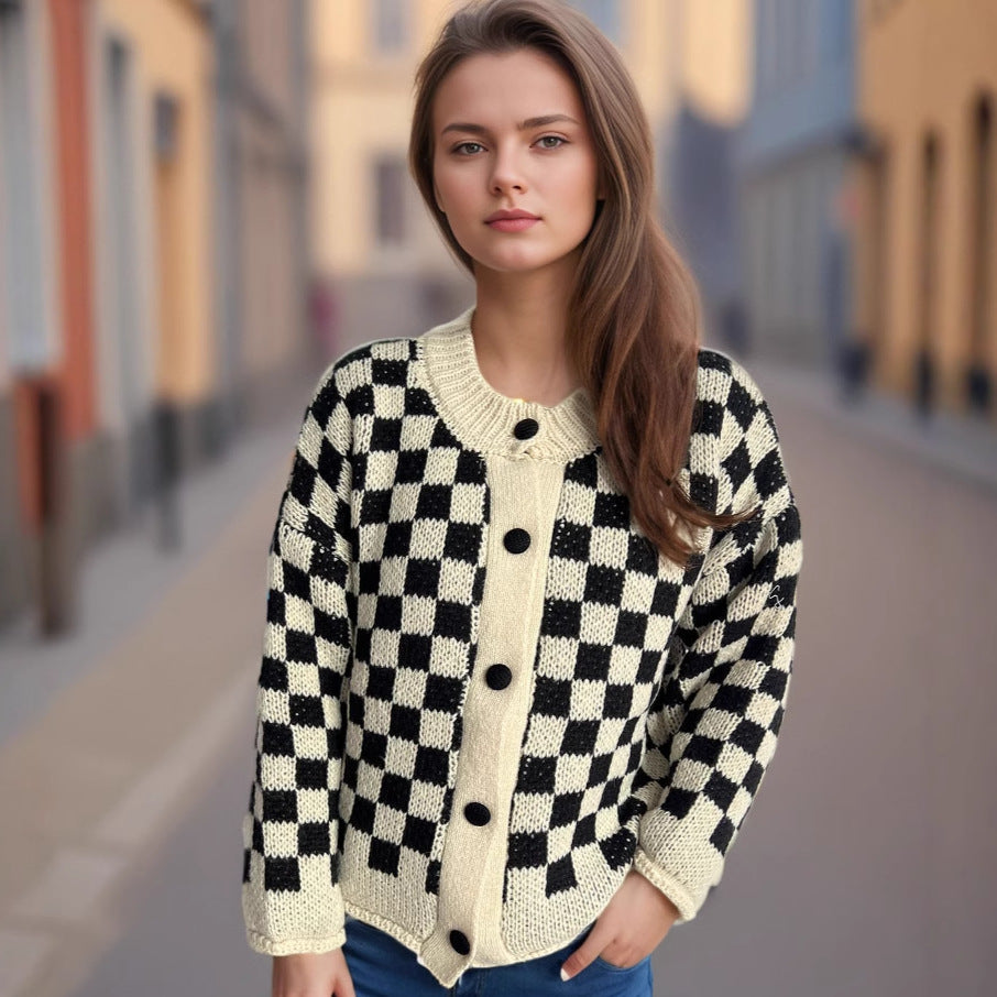 Damen Grobstrickjacke mit modernem Karomuster und praktischen Knopfdetails EB