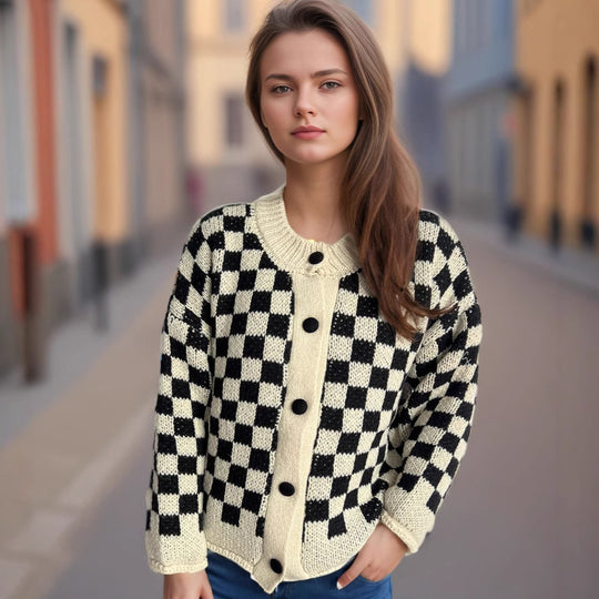 Damen Grobstrickjacke mit modernem Karomuster und praktischen Knopfdetails EB