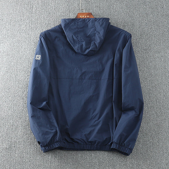 Herren leichte Windjacke mit verstellbarem Kapuzenkragen und atmungsaktiven Einsätzen Hedi-Mode