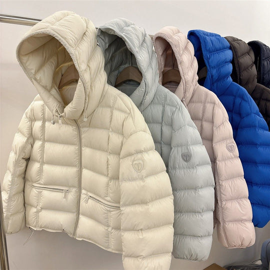 Damen nan kurz geschnittene Thermo-Steppjacke mit Kapuze, Reißverschlusstaschen und elastischen Bündchen EB