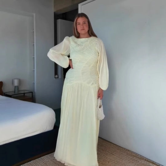 Damen Maxikleid mit raffinierten Falten und eleganten langen Ärmeln EB