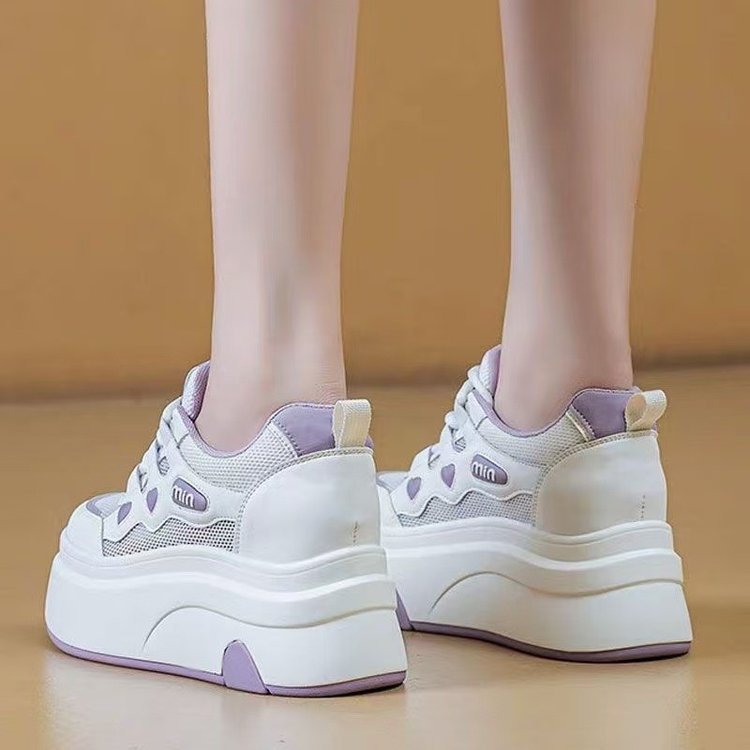 Damen Plateau-Sneaker mit einzigartigem Herzmotiv und atmungsaktiver Mesh-Oberfläche EB