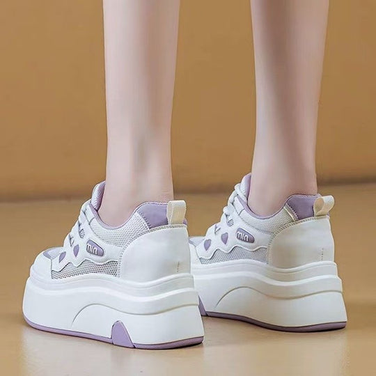 Damen Plateau-Sneaker mit einzigartigem Herzmotiv und atmungsaktiver Mesh-Oberfläche EB