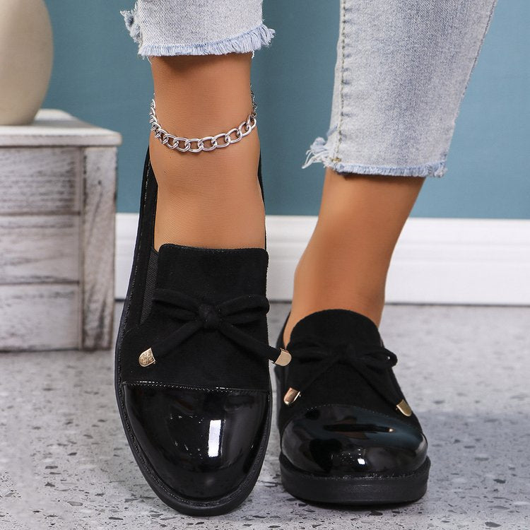 Damen Lack- und Wildlederslipper mit Zierschleife und niedrigem Blockabsatz EB