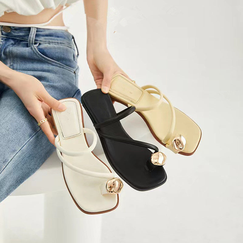 Damen Elegante Zehensteg-Sandalen mit geschmeidigem Riemendesign und luxuriösem Akzent EB