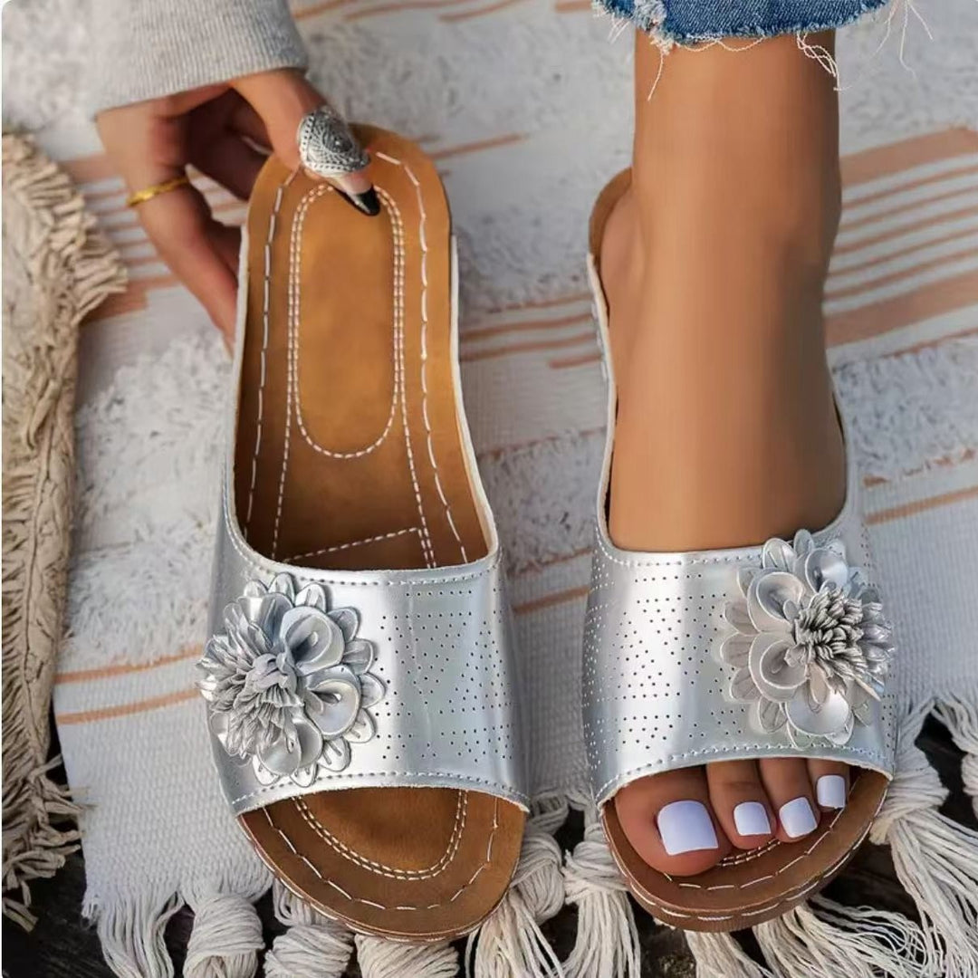 Damen Pantolette mit modischer Perforation und eleganter Blumenapplikation EB