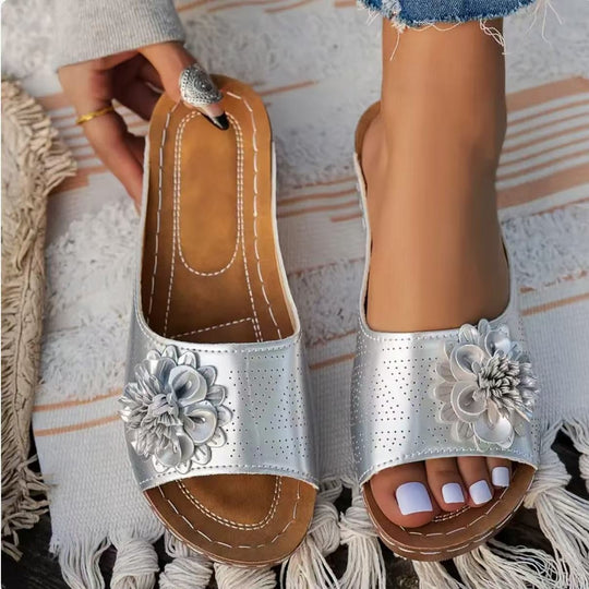 Damen Pantolette mit modischer Perforation und eleganter Blumenapplikation EB