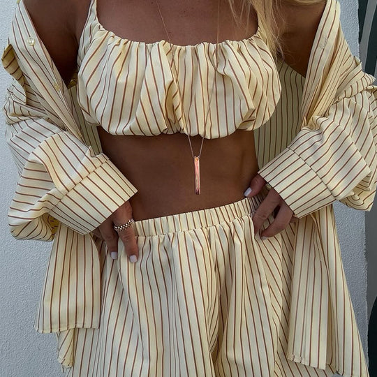 Damen gemütliches Sommerensemble mit gestreiftem Kurzarmhemd und Shorts EB