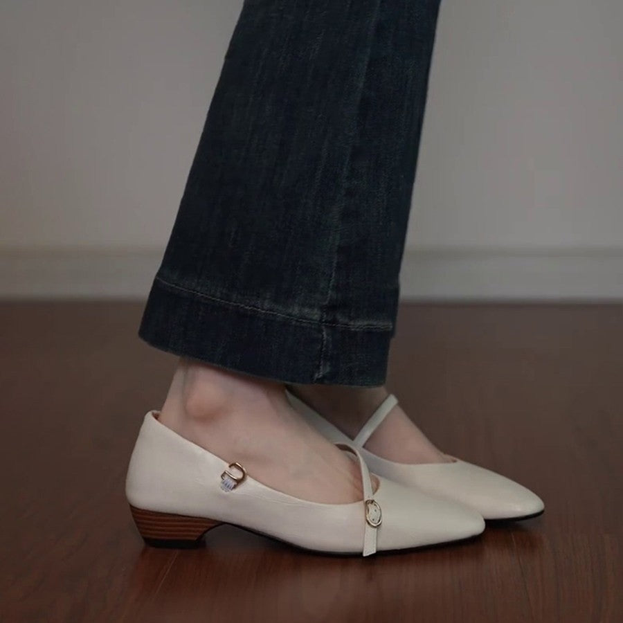 Damen spitz zulaufende Ballerinas mit elegantem Riemen und moderatem Blockabsatz EB
